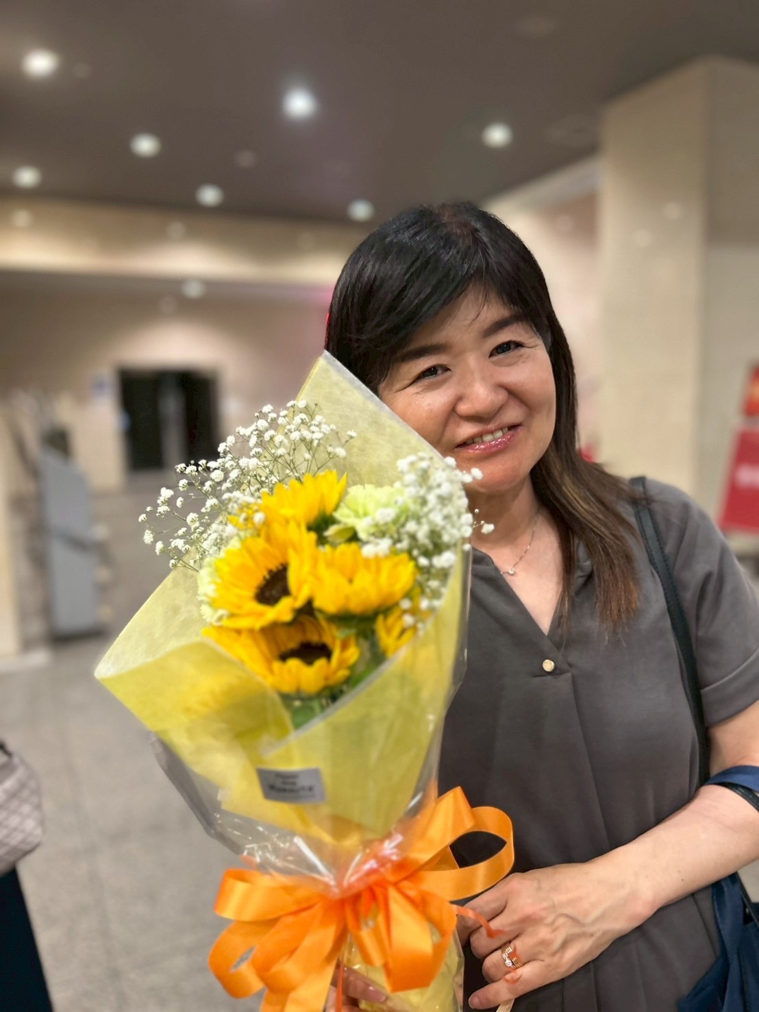 木下先生が花束を抱えている写真